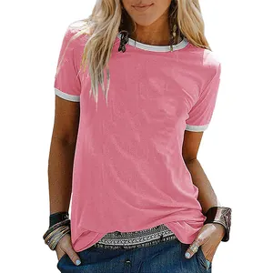 Detailansicht eines rosa Damen-T-Shirts mit weißen Kontrastbündchen und weichem Stoff.