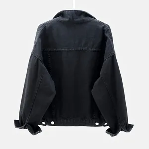 Vista trasera de una chaqueta vaquera negra corta y holgada para mujer, estilo casual.