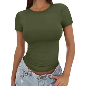 T-shirt attillata verde militare a maniche corte con collo alto rotondo per l'estate