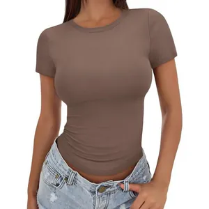 T-shirt da donna slim fit con girocollo alto e maniche corte di colore marrone puro