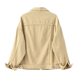 Vista posterior detallada de una chaqueta vaquera oversize caqui con mangas largas