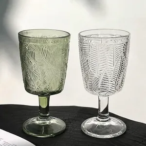 Élégants verres à pied français vintage avec relief de feuilles pour vin et eau
