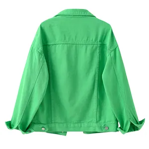 Vista posterior detallada de una chaqueta vaquera verde vibrante de corte holgado para mujer