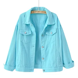 Vista detallada de chaqueta vaquera azul claro holgada para mujer con bolsillos en el pecho