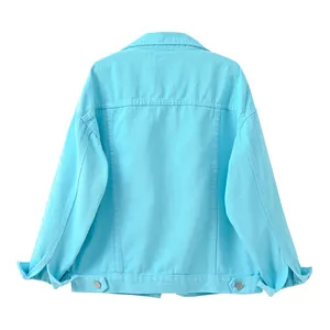Vista posterior de chaqueta vaquera azul claro oversize para mujer con un ajuste holgado