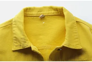 Detalle de primer plano de alta calidad del cuello de una chaqueta vaquera amarilla
