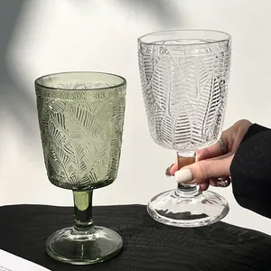 Élégant verre à pied français vintage avec un motif de feuilles en relief fin