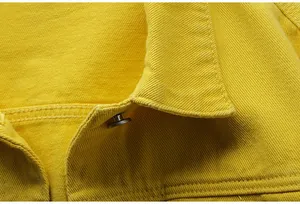 Vista macro detallada que muestra el cuello y el botón de una chaqueta vaquera amarilla