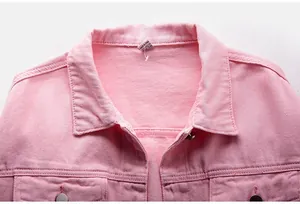 Detalle de cerca del cuello de una chaqueta vaquera rosa de mujer 100% algodón