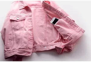 Vista detallada de una chaqueta vaquera rosa con un bolsillo interno para el móvil.