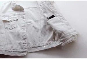Vista detallada del bolsillo interior de una chaqueta vaquera blanca para mujer