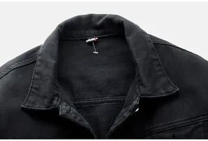 Primer plano del cuello de chaqueta vaquera negra con textura de tela