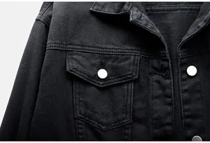 Primer plano detallado de chaqueta vaquera negra con botones metálicos y textura fina