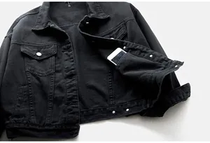 Detalle del bolsillo interior en una chaqueta vaquera negra corta para mujer actual