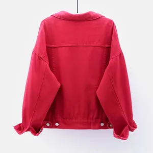Vista trasera de una chaqueta vaquera roja oversize con detalles de botones metálicos.