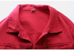 Vista detallada del cuello de una chaqueta vaquera roja mostrando textura de la tela
