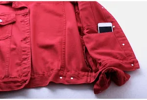 Detalle del espacioso bolsillo interior de una chaqueta vaquera roja corta de mujer.