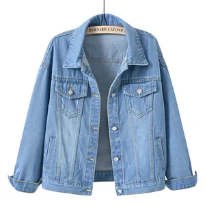Detalle de una chaqueta vaquera azul claro de gran tamaño para mujer con bolsillos