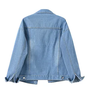 Vista posterior detallada de una chaqueta vaquera azul claro con corte holgado