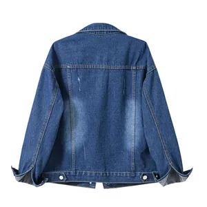 Vista trasera de una chaqueta vaquera azul informal de gran tamaño con detalles