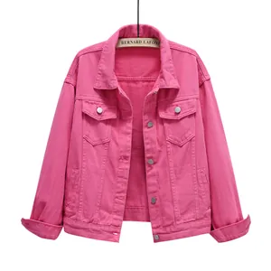 Vista frontal de una chaqueta vaquera fucsia vibrante de gran tamaño para mujer en percha