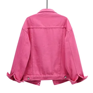Vista posterior detallada de una chaqueta vaquera rosa vibrante para mujer con un estilo casual