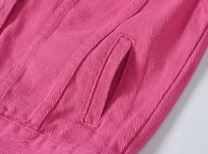 Detalle de cerca del bolsillo en una elegante chaqueta vaquera rosa para mujer