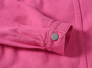 Vista detallada de la manga de una chaqueta vaquera rosa con botón de metal plateado