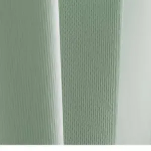 Gros plan du tissu de protection solaire vert sauge avec texture mesh respirante