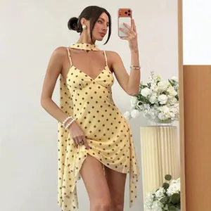 Vestito estivo sexy giallo a pois con spalline sottili e orlo irregolare