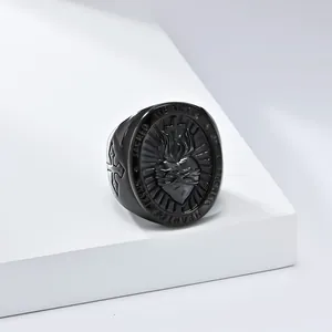Detaillierte Nahaufnahme eines schwarzen Titanstahl-Rings mit heiligem Herz Jesu Design