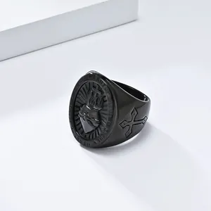 Nahaufnahme eines schwarzen Siegelsiegelrings aus Edelstahl mit Herz-Jesu-Gravur und Kreuz.
