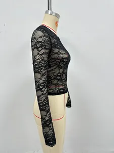 Detaillierte Seitenansicht eines sexy schwarzen Langarm-Oberteils aus Spitze mit Netz