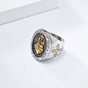 Detailansicht der retro Titanstahlring mit Heilig-Herz-Jesu-Emblem und Goldkreuz