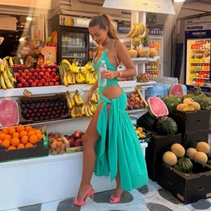 Elegante abito lungo turchese senza schiena con ritagli laterali e spacco estivo