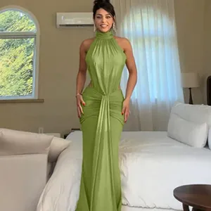 Elegante abito lungo verde oliva all'americana con sexy ritagli in vita da donna