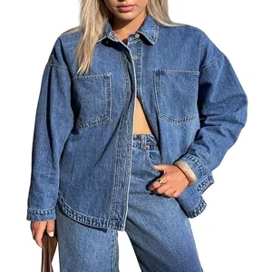 Giacca a camicia in denim lavato oversize da donna per un classico look street style