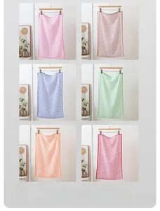 Zes kleuren zachte geruite katoenen theedoeken aan een minimalistisch wit displayrekje