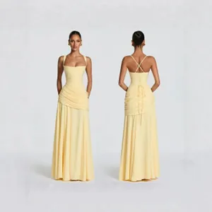 Vista frontale e posteriore di un elegante abito da sera lungo giallo tenue arricciato.