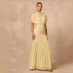 Elegante abito lungo in rete arricciata giallo pallido con collo alto per sera