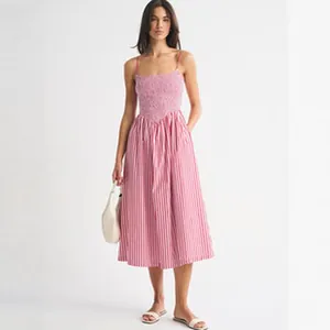Abito midi a righe bianche e rosa con corpetto a nido d'ape e spalline sottili