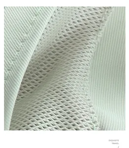 Détail macro du tissu en maille respirante vert clair pour masque solaire intégral