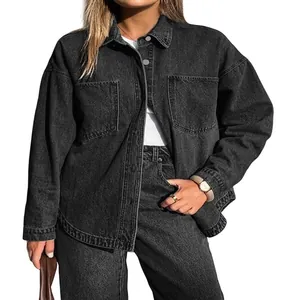 Giacca di jeans nera lavata oversize alla moda da donna con ampie tasche frontali