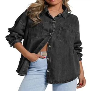 Giacca a camicia in denim nero lavato oversize per donna con due tasche sul petto