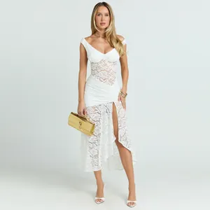 Elegante abito midi in pizzo bianco con dettagli cut-out e spacco alto per l'estate