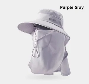 Vue détaillée d'un chapeau de soleil gris avec masque facial et cache-cou intégrés.