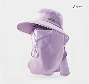 Vue détaillée d'un chapeau de soleil violet pour femme avec masque et protège-cou