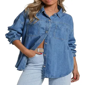 Camicia di jeans da donna in lavaggio chiaro con taschini per un look casual urbano