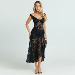 Dettaglio di un abito sexy in pizzo nero traforato con spacco e spalle scoperte.