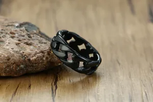 Détail de la bague en chaîne cubaine en acier titane noir sur une pierre naturelle